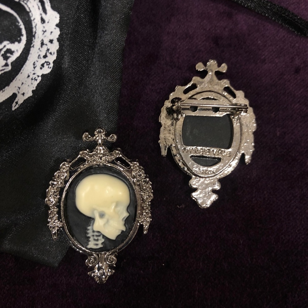 Hyde’s Vice Small Skull Cameo Brooch Gothic cameo - Picture 2 of 5